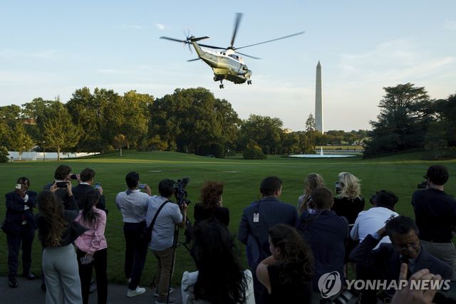 백악관 경내에서 이륙하는 마린원