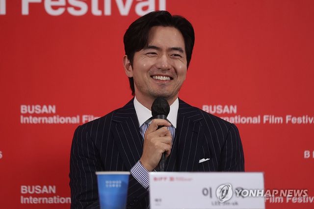 인사말하는 이진욱