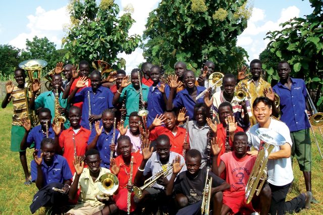 이태석 신부가 만든 톤즈 브라스밴드. 맨 윗줄 왼쪽에서 두번째가 토마스 타반 아콧씨