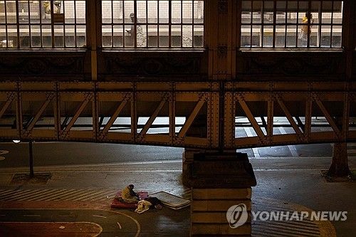 파리 고가 철로 아래서 생활하는 노숙자