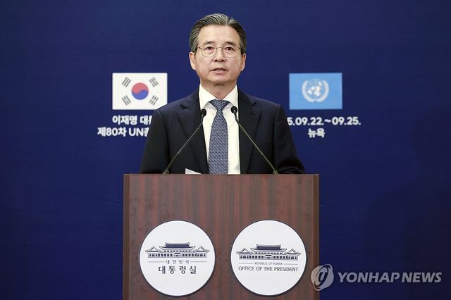 브리핑하는 김용범 정책실장