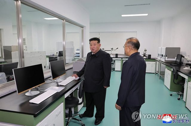 김정은, 준공 앞둔 평양종합병원 시찰