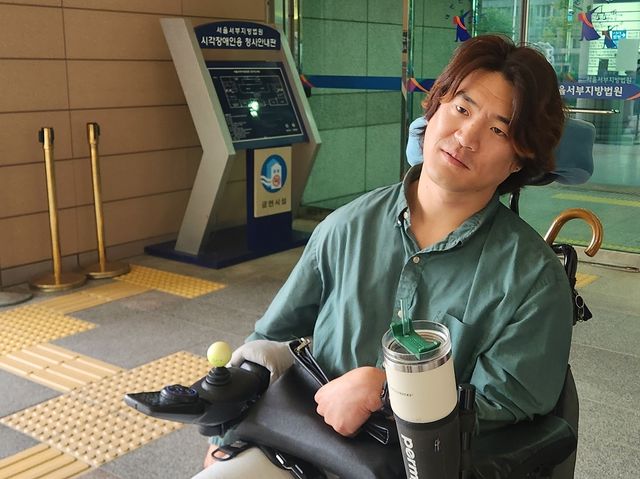 선고 후 취재진에 입장 전하는 유진우 전장연 활동가