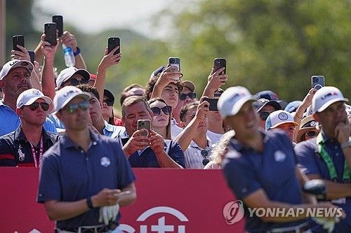 미국팀 연습 라운드에 몰린 관중.