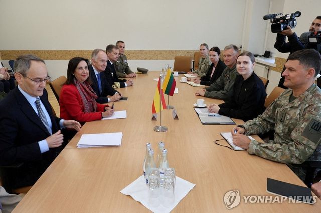 24일 리투아니아 샤울랴이 공군기지에서 열린 스페인·리투아니아 국방장관 회의