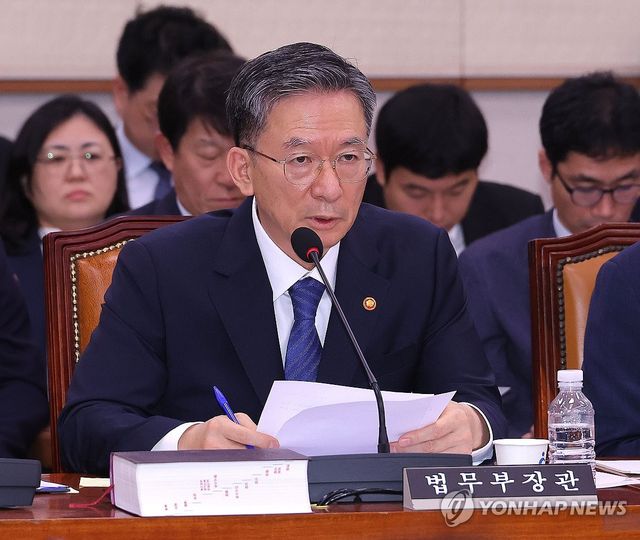 법사위 의원 질의 답변하는 정성호 장관