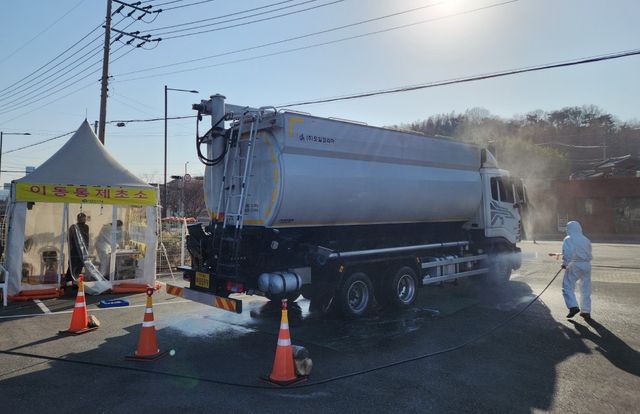 차량 방역하는 조류인플루엔자 이동통제 초소