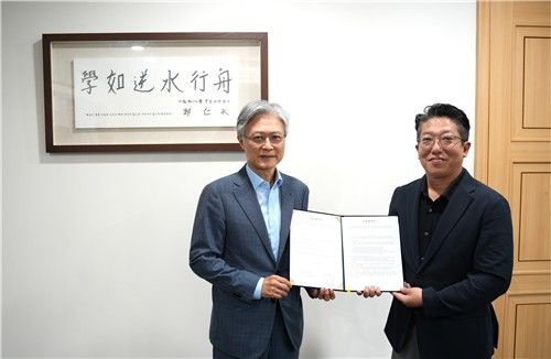 임단협 체결한 HL디앤아이한라 홍석화 수석 사장(왼쪽)과 강석진 노조위원장