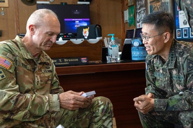 김규하 육군참모총장(오른쪽)과 만난 랜디 조지 미 육군참모총장