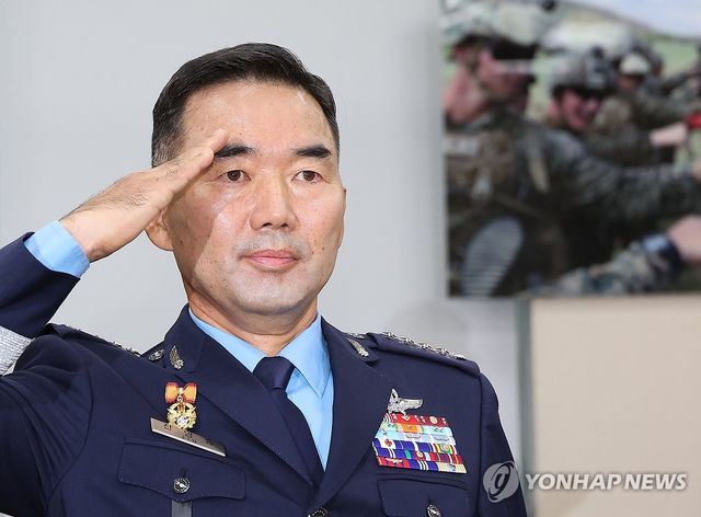 경례하는 진영승 합참의장 후보자