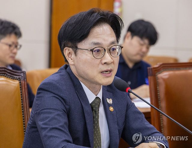 의원 질의에 답하는 김정관 산업부 장관