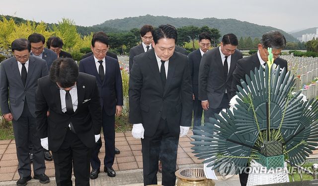 천안함 희생자 묘역 찾은 장동혁