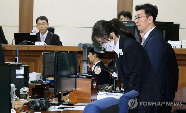 고개 숙인 채 출석하는 김건희 여사