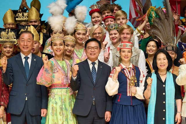 국제춤대회 환영식 참석한 김석필 시장 권한대행(맨 앞줄 왼쪽 3번째)과 관계자들