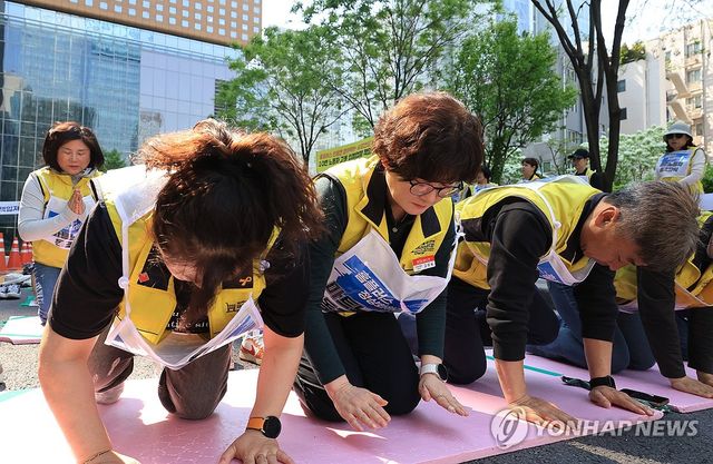 홈플러스 지키기 108배 하는 홈플러스 노조 조합원