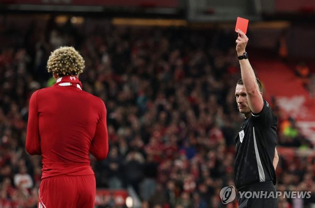 상의 탈의 세리머니 후 퇴장당하는 에키티케