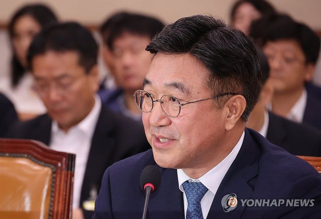 답하는 윤호중 행정안전부 장관