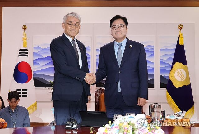 악수하는 우원식 국회의장과 천대엽 법원행정처장