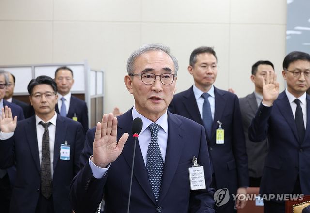 선서하는 김영섭 KT 대표