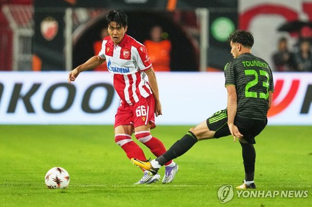 패스를 시도하는 즈베즈다의 수비수 설영우