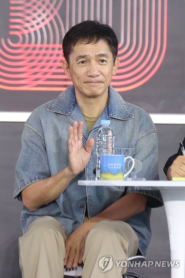 부산 관객들에게 인사하는 양조위