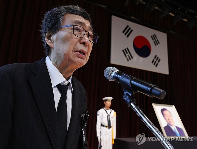 유족 인사하는 김홍업 김대중평화센터 이사장