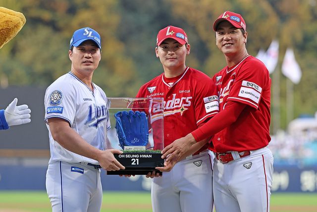 은퇴 투어 오승환과 기념 촬영한 조병현과 김광현