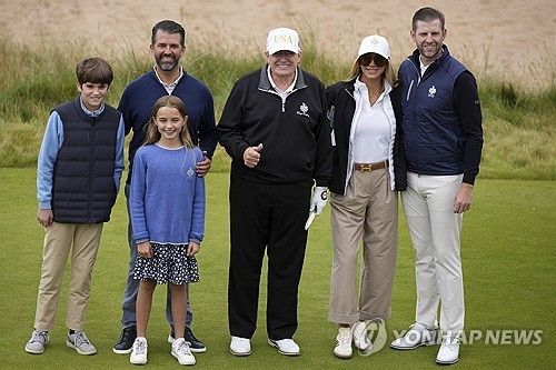 두 아들, 손주들과 골프장 나들이에 나선 트럼프 대통령.