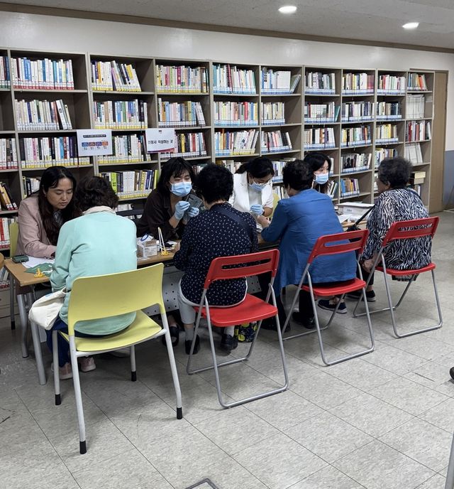 교남동주민센터에서 건강검진을 받는 주민들