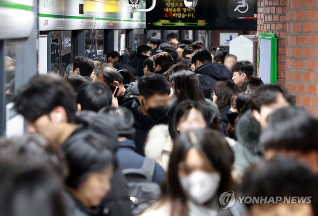 붐비는 지하철역