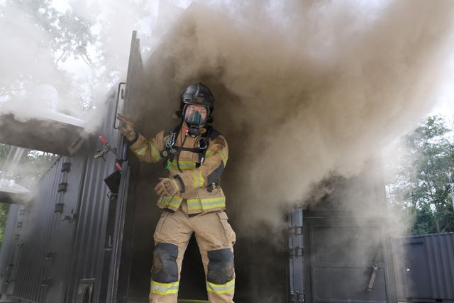 실제 화재현장처럼 강한 연기가 솟아오르고 있다