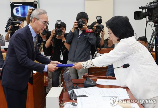 선서문 제출하는 김영섭 KT 대표이사