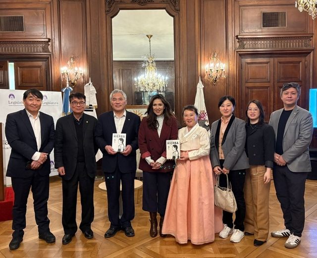 김금숙 작가의 '풀' 부에노스아이레스 시의회 관심도서 선언 기념행사