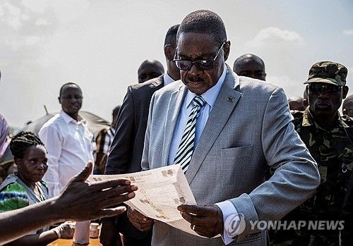 지난 16일(현지시간) 치른 말라위 대선에서 당선이 유력한 피터 무타리카 전 대통령