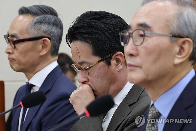 질의 듣는 김영섭 KT 대표이사와 조좌진 롯데카드 대표이사