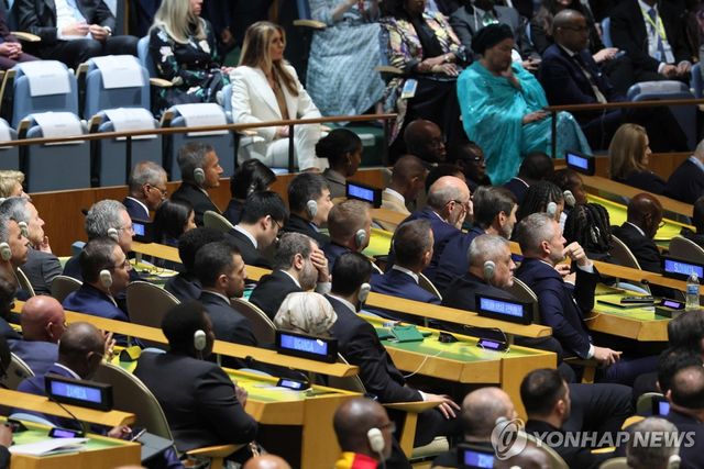 23일(현지시간) 뉴욕 유엔본부에서 열린 유엔총회에서 도널드 트럼프 미국 대통령 연설을 듣는 각국 대표단.[AFP=연합뉴스. 재판매 및 DB 금지]