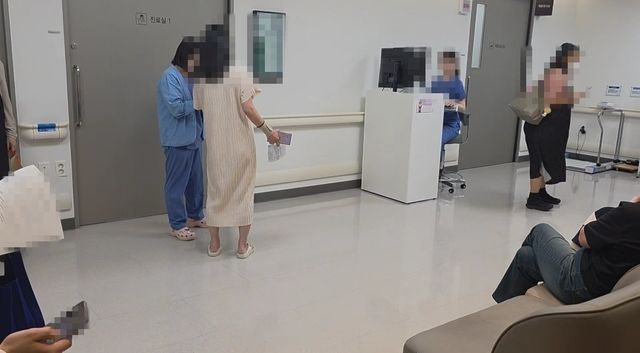 서울 양천구 목동의 이대목동병원 전산마비로 외래환자들이 발길을 돌리는 모습.