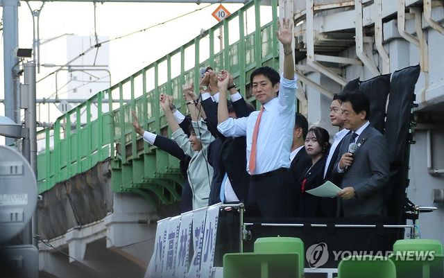 인사하는 자민당 총재 선거 출마자들