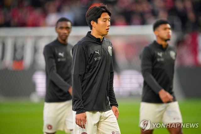 경기에 앞서 몸을 푸는 미트윌란의 수비수 이한범