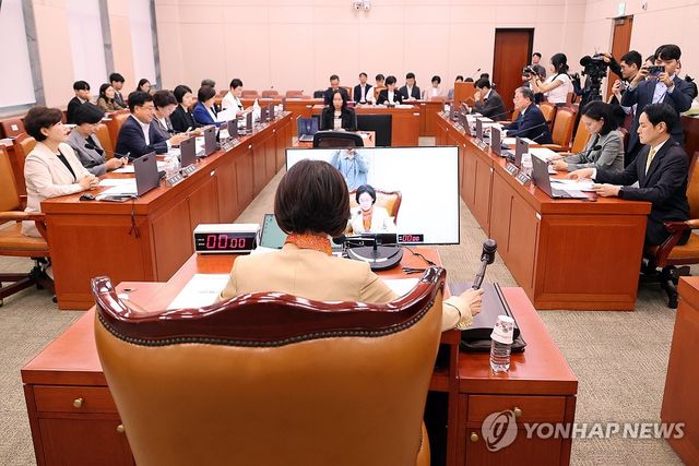 안건 상정하는 이인선 위원장