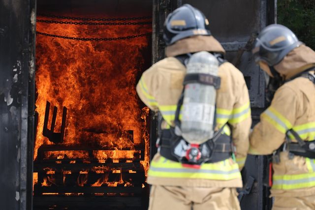 교관이 백드래프트 훈련장에서 불길을 재현하고 있다