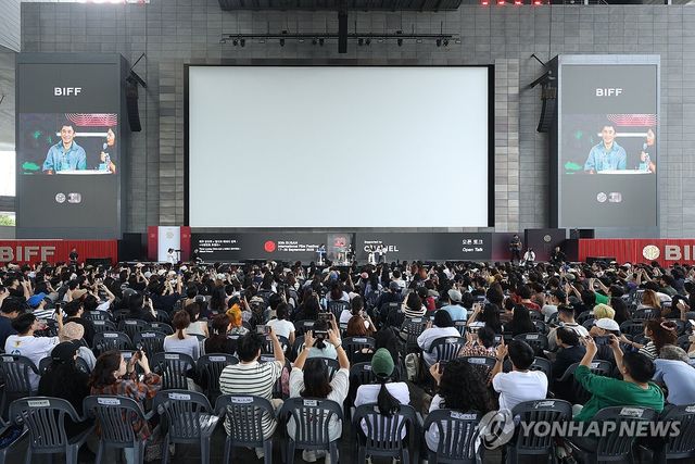 양조위 3년 만에 부산국제영화제, 관객 시선 집중