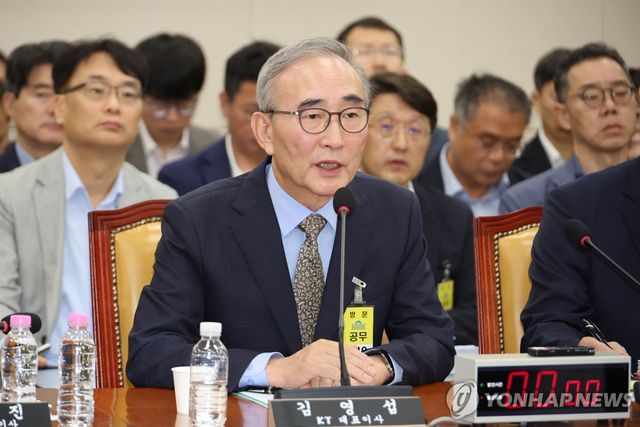답변하는 김영섭 KT 대표이사