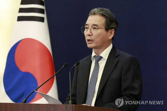 브리핑하는 김용범 정책실장