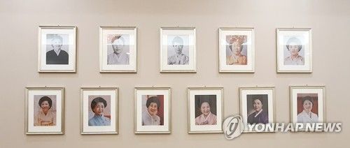 청와대 내부에 걸린 역대 영부인 사진