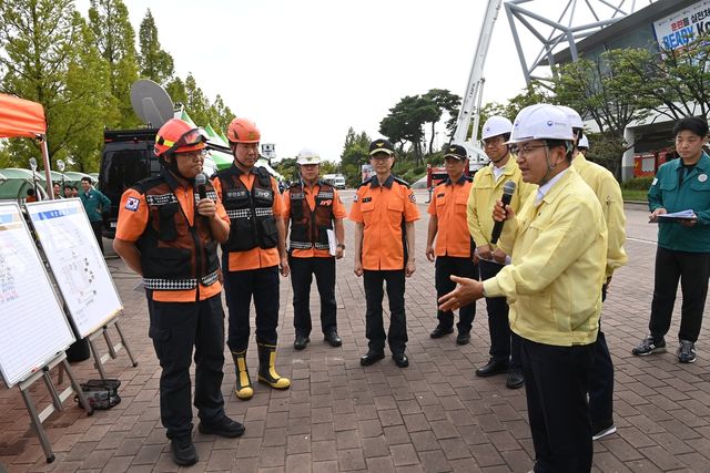 레디코리아 훈련 나선 김광용 재난안전관리본부장(우측 앞쪽)