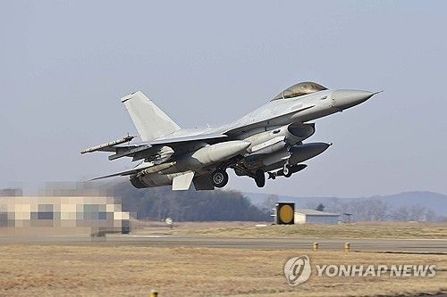 이륙하는 KF-16