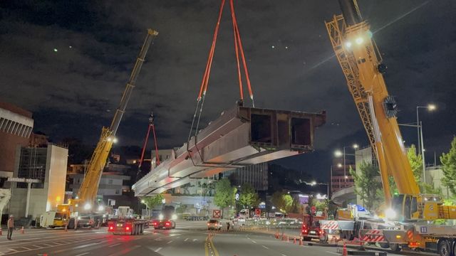 북한남삼거리 보도육교 본선 철거 모습