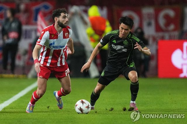 볼 경합 중인 셀틱의 양현준