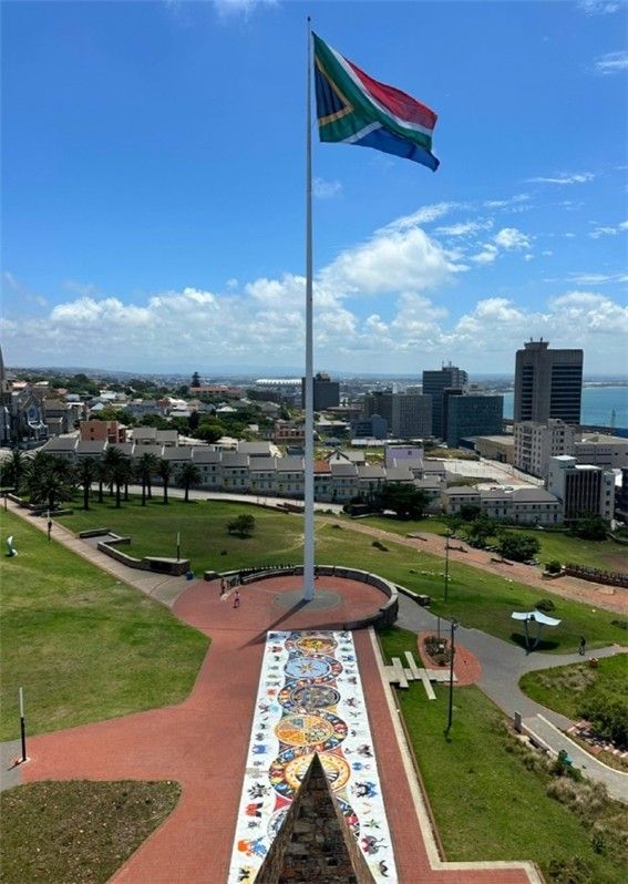 영국 식민지 시절 초대 총독이었던 돈킨 경(Sir Rufane Donkin) 이름을 딴 돈킨 리저브(Donkin Reserve)에 게양된 남아공 최대 국기[이은별 제공. 재판매 및 DB 금지]